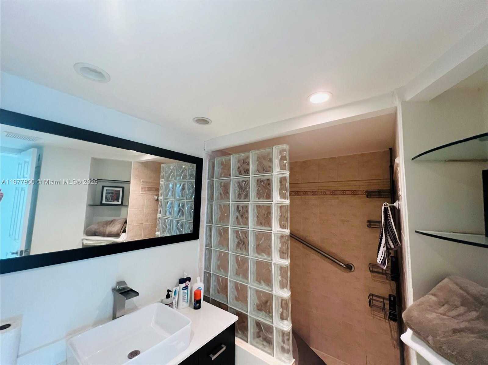 Small Image of 7135 COLLINS AVE #1406, Miami Beach Number 20