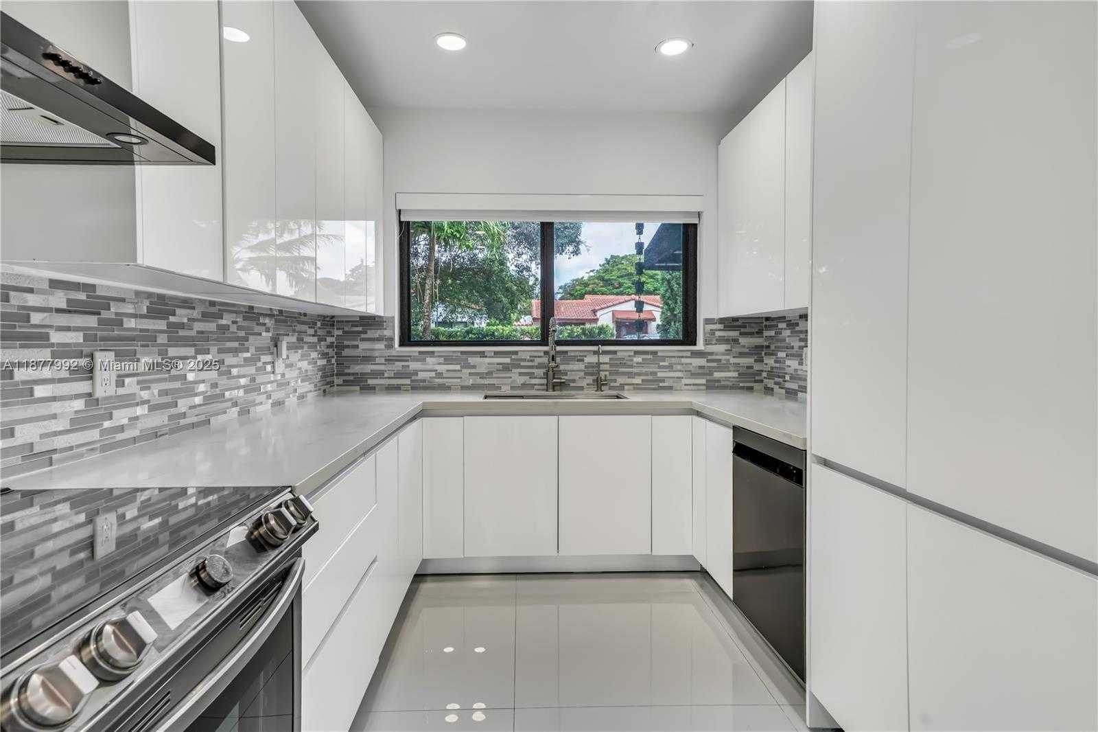 Small Image of 2484 SOUTH WEST 25TH ST, Miami Number 12