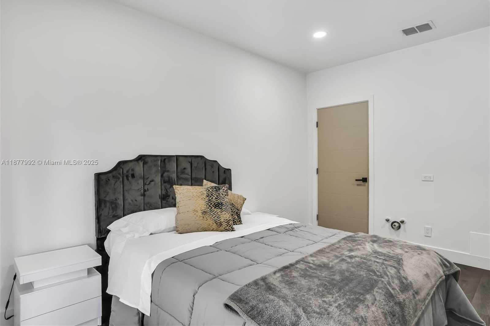 Small Image of 2484 SOUTH WEST 25TH ST, Miami Number 33