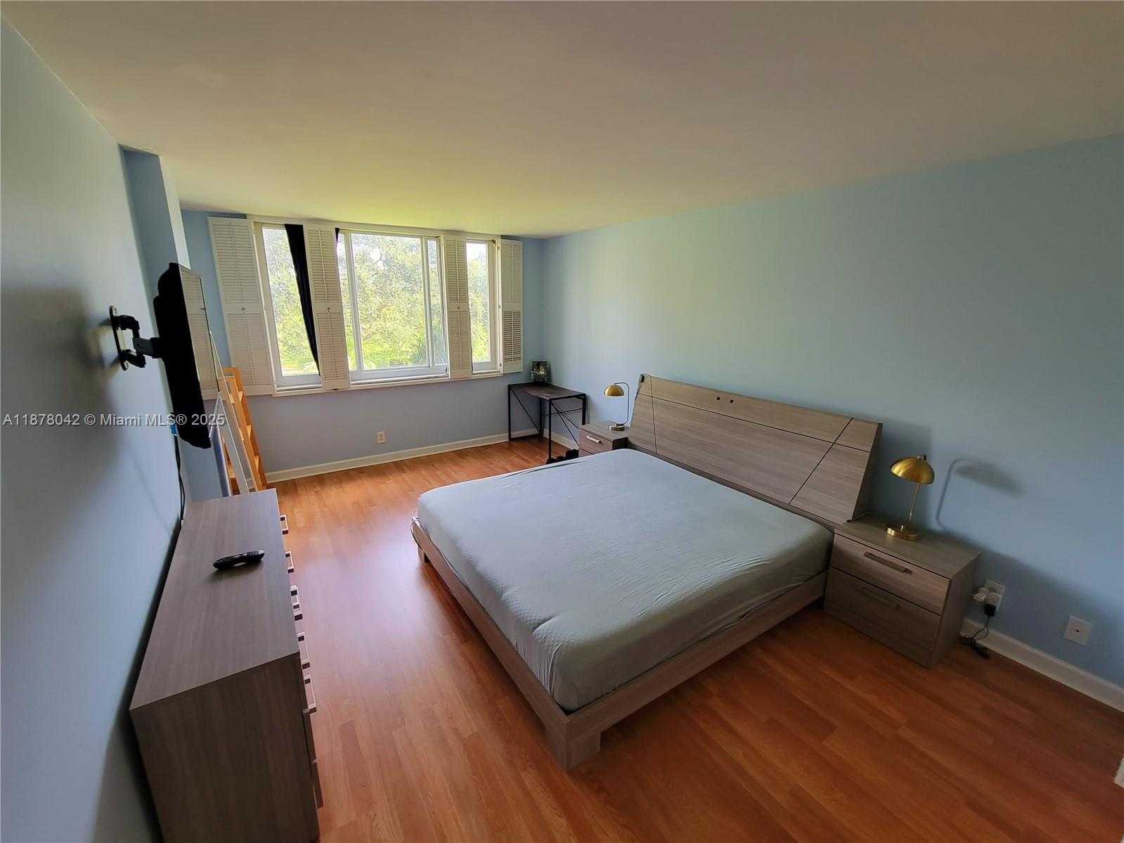 Small Image of 4200 HILLCREST DR #303, Hollywood Number 15