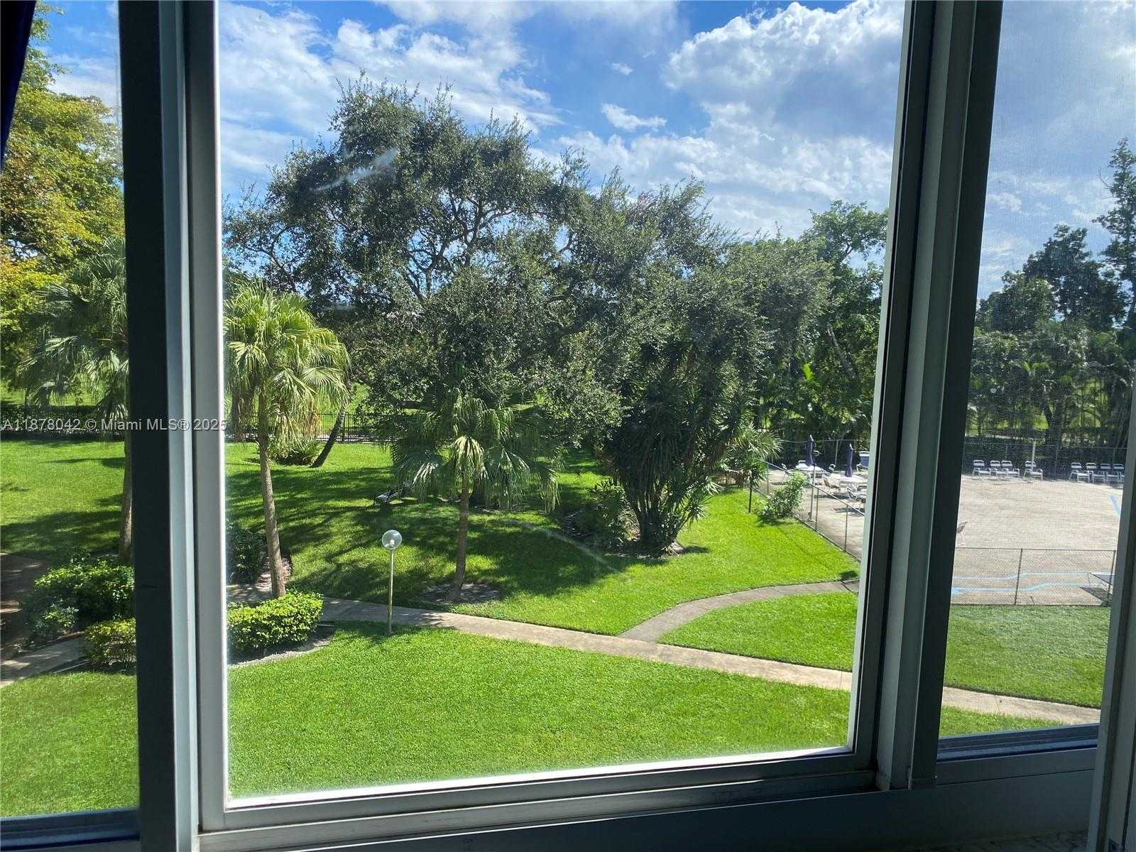 Small Image of 4200 HILLCREST DR #303, Hollywood Number 16