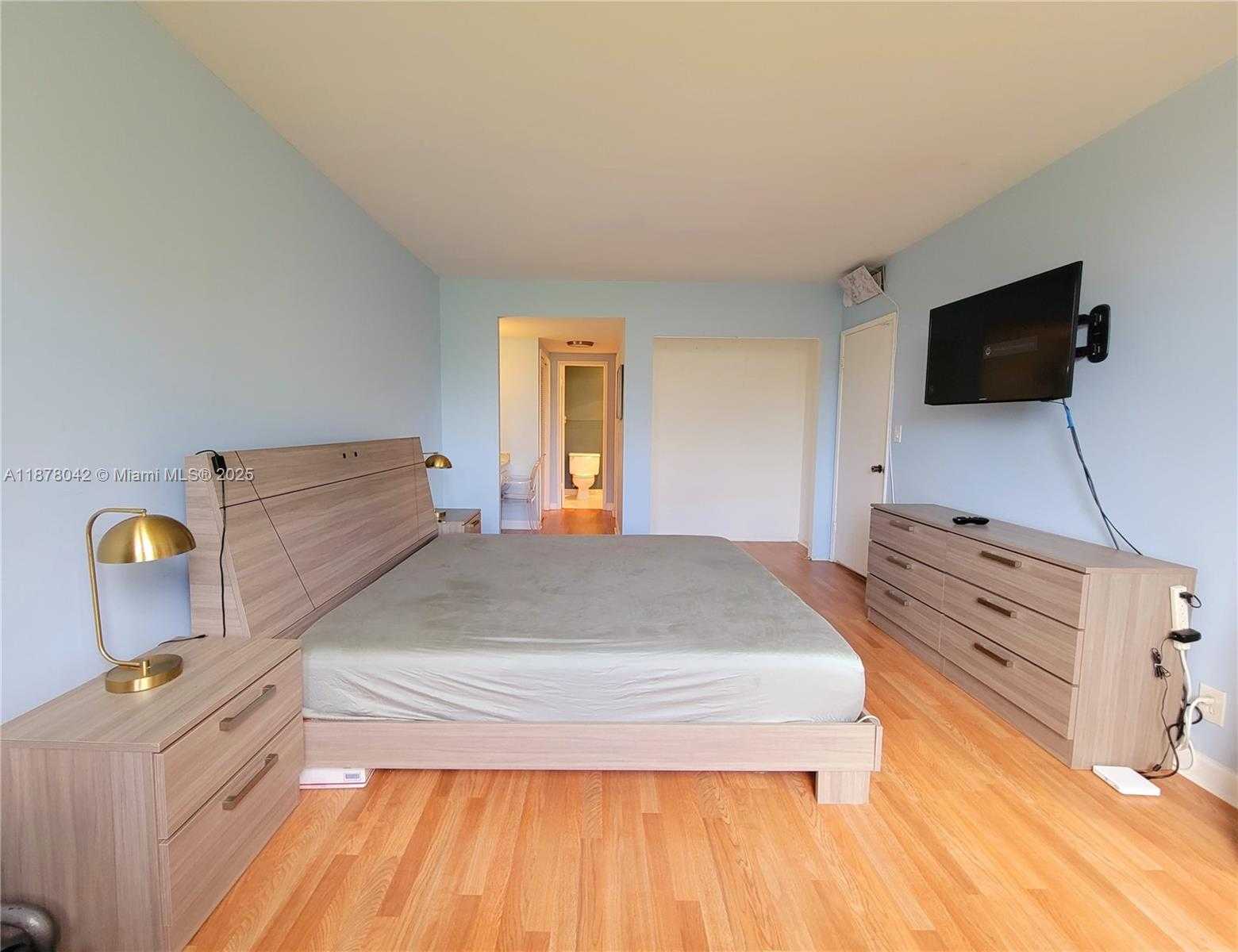 Small Image of 4200 HILLCREST DR #303, Hollywood Number 17