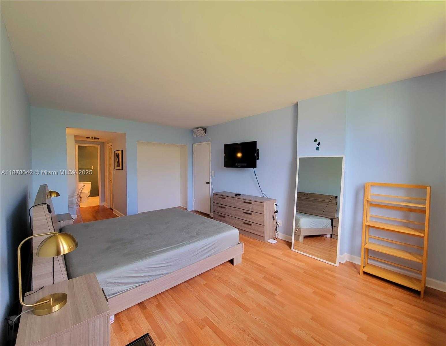 Small Image of 4200 HILLCREST DR #303, Hollywood Number 18