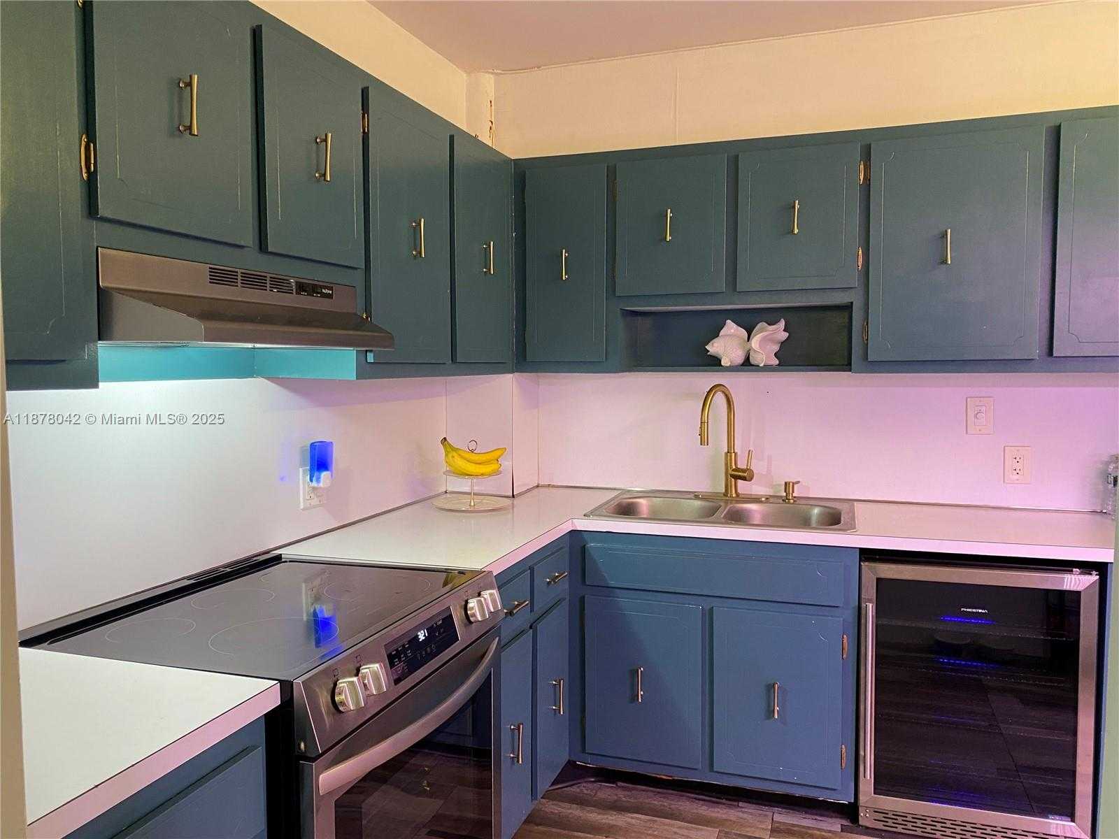 Small Image of 4200 HILLCREST DR #303, Hollywood Number 2