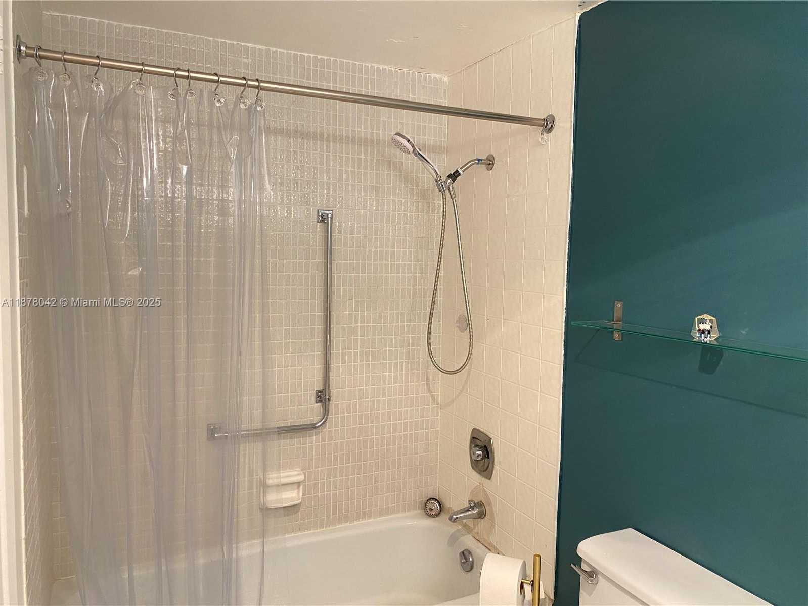 Small Image of 4200 HILLCREST DR #303, Hollywood Number 23