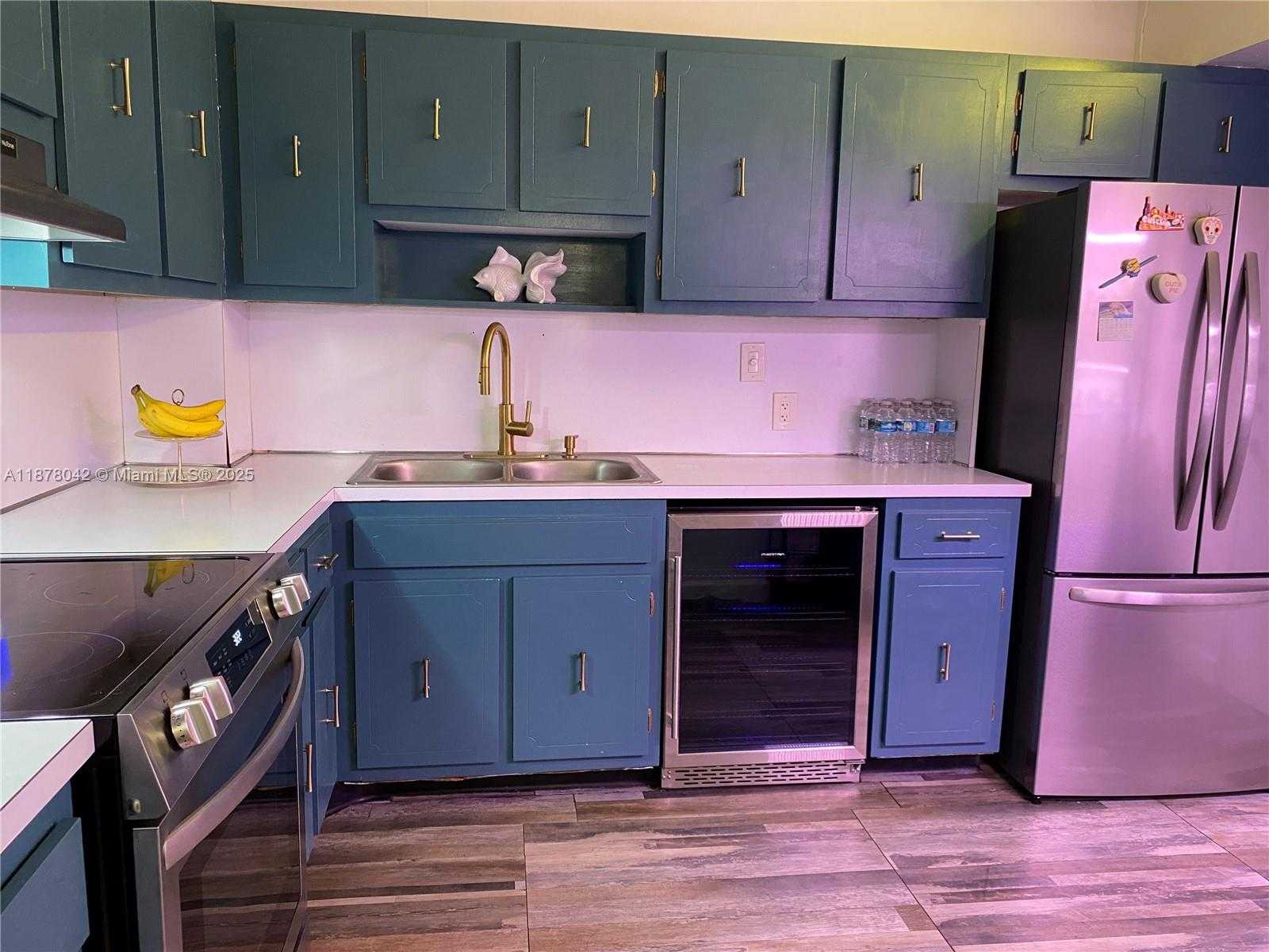 Small Image of 4200 HILLCREST DR #303, Hollywood Number 3