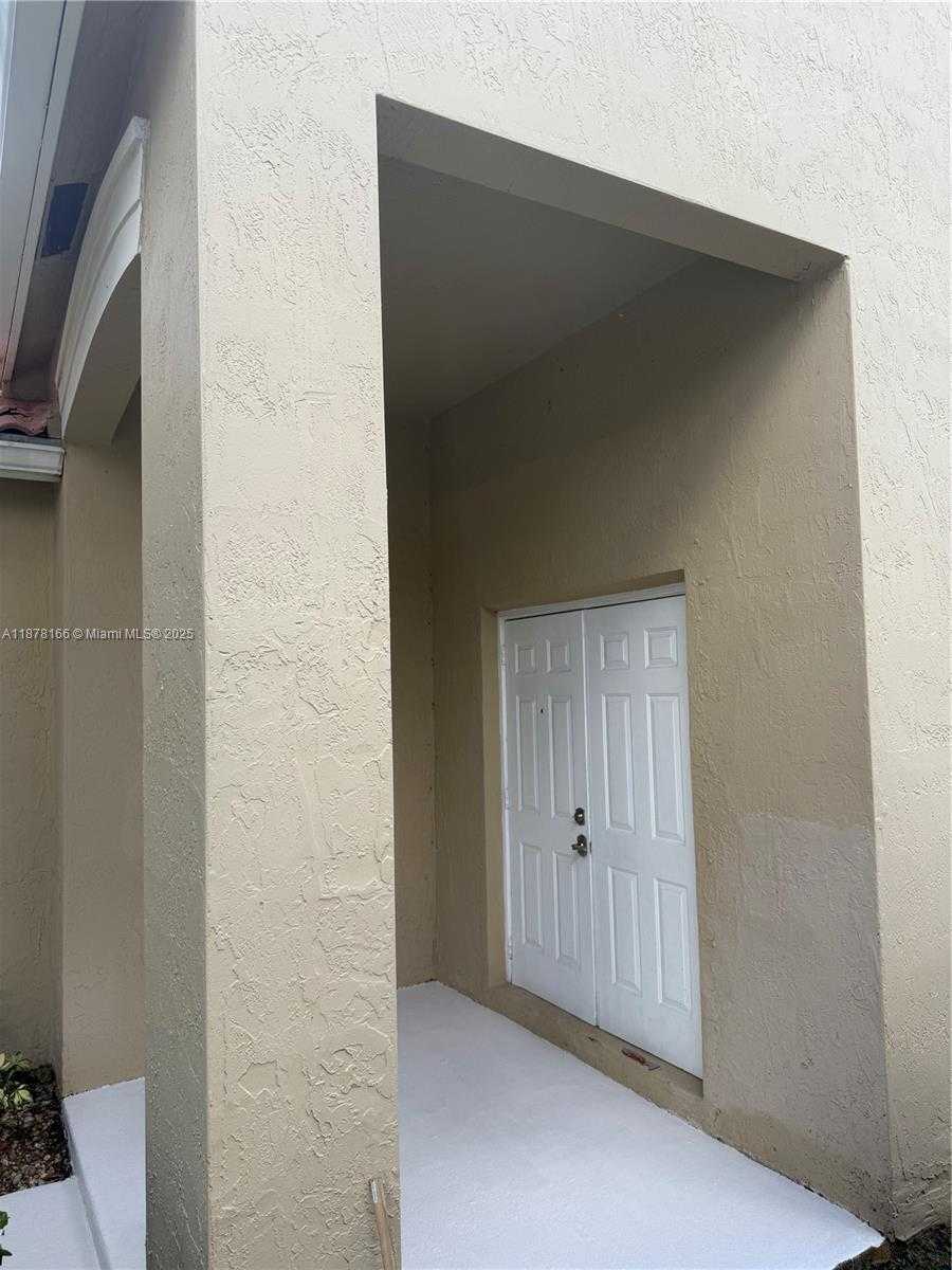 Small Image of 1288 CAMELLIA CIR #1, Weston Number 4
