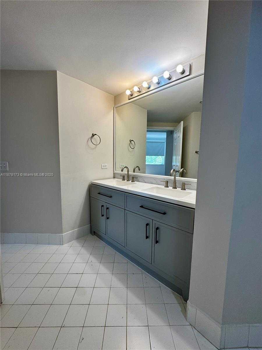 Small Image of 17125 NORTH BAY RD #3508, Sunny Isles Beach Number 11