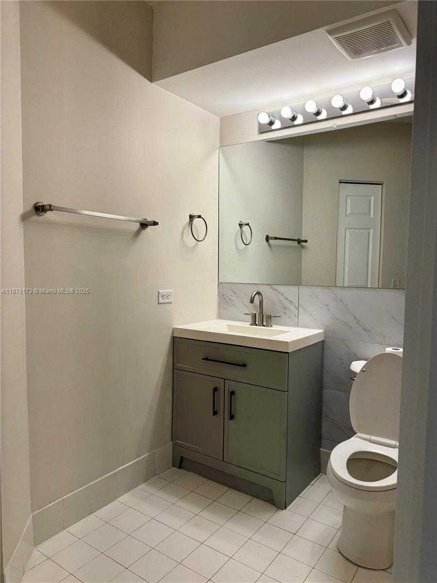 Small Image of 17125 NORTH BAY RD #3508, Sunny Isles Beach Number 2