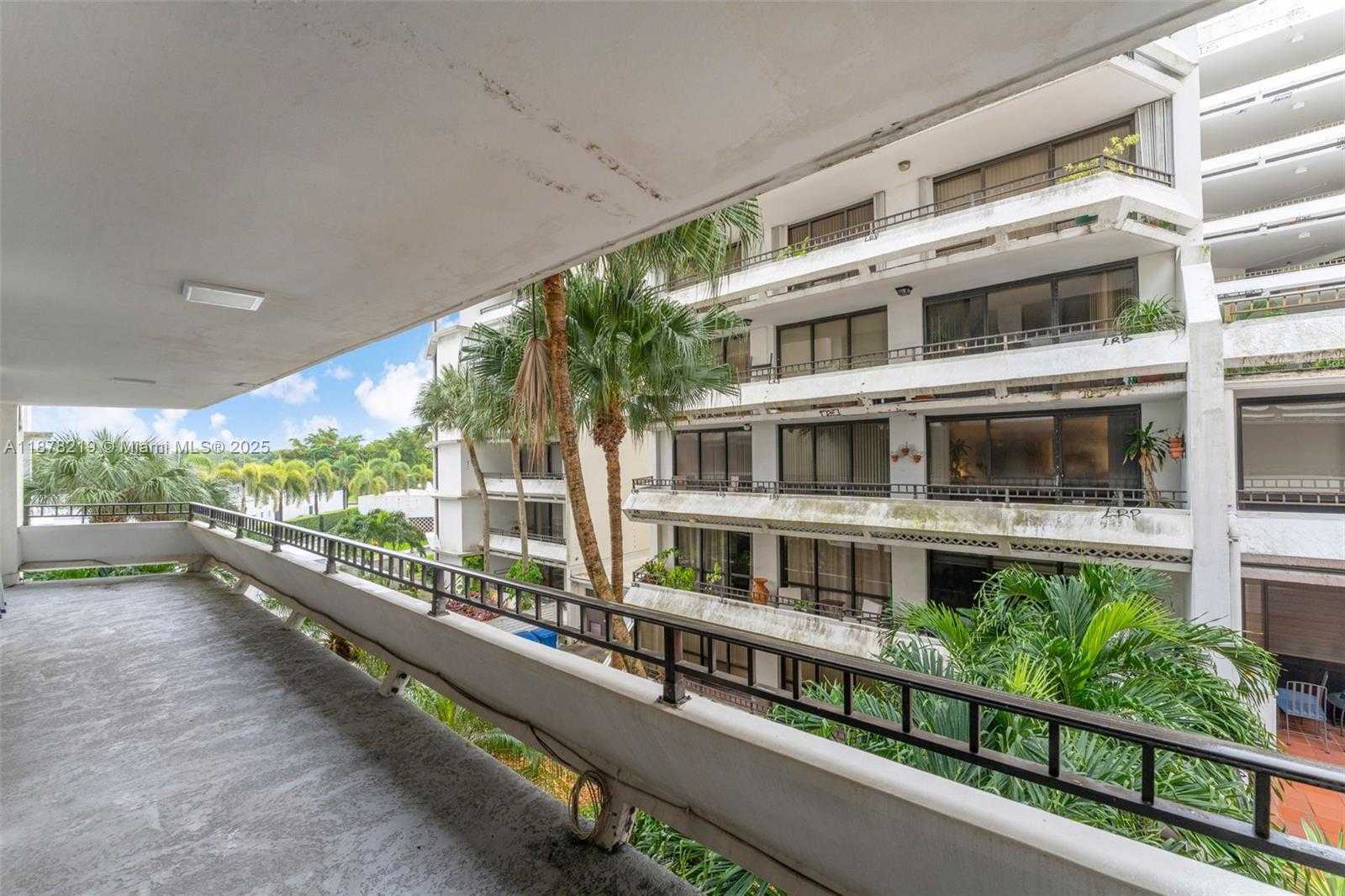 Small Image of 13951 KENDALE LAKES CIR #307A, Miami Number 19