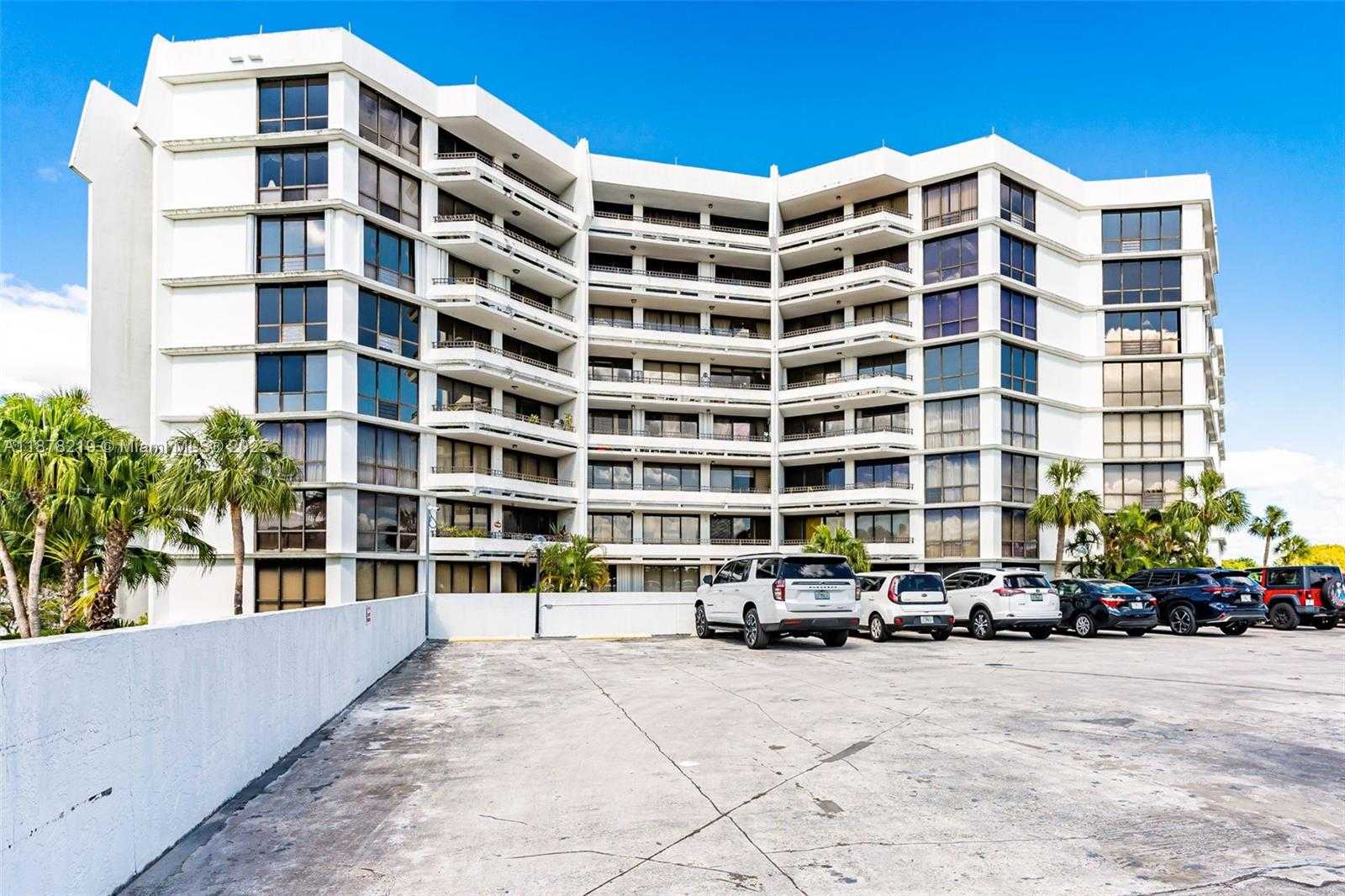Small Image of 13951 KENDALE LAKES CIR #307A, Miami Number 2