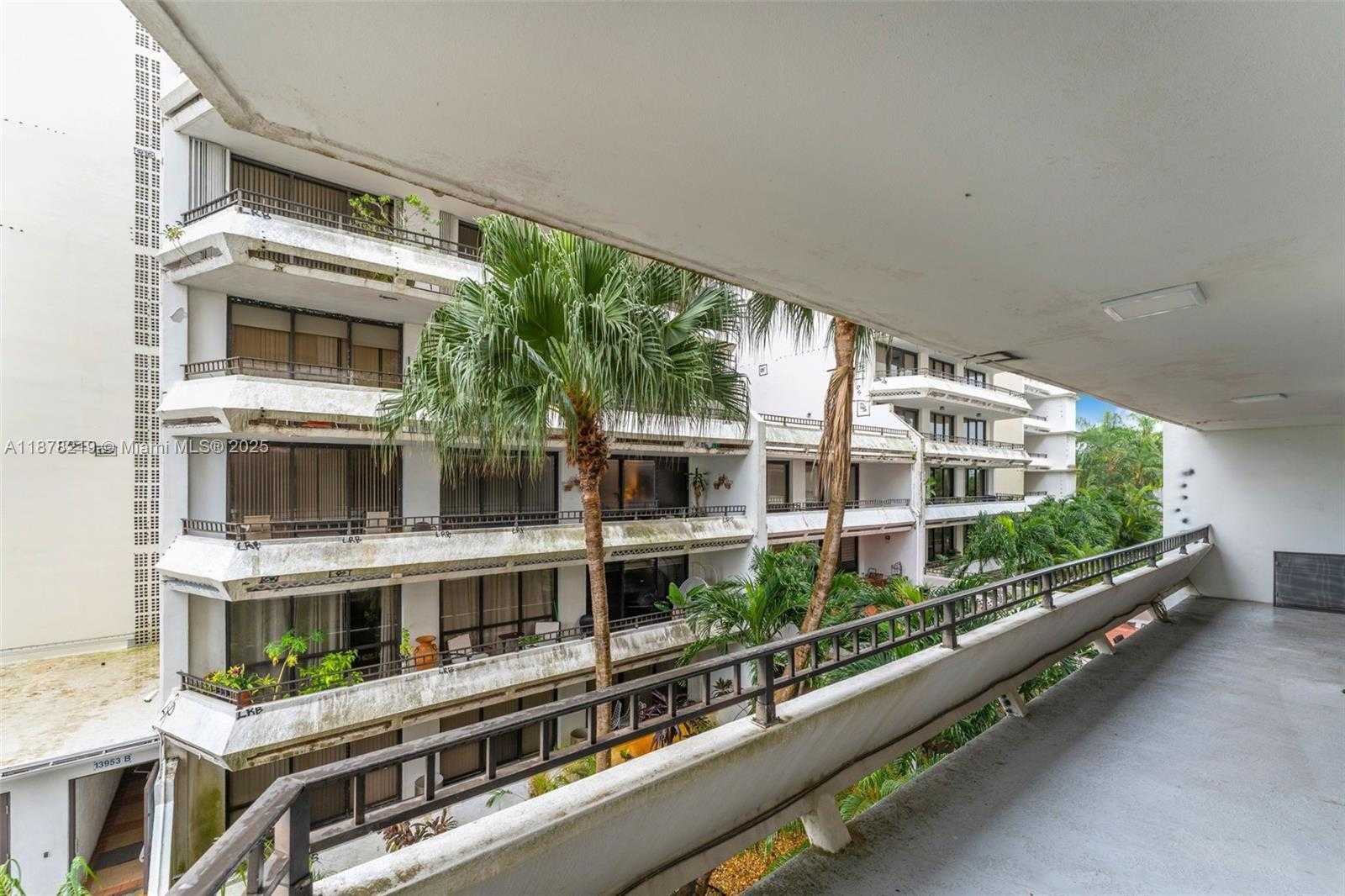 Small Image of 13951 KENDALE LAKES CIR #307A, Miami Number 20