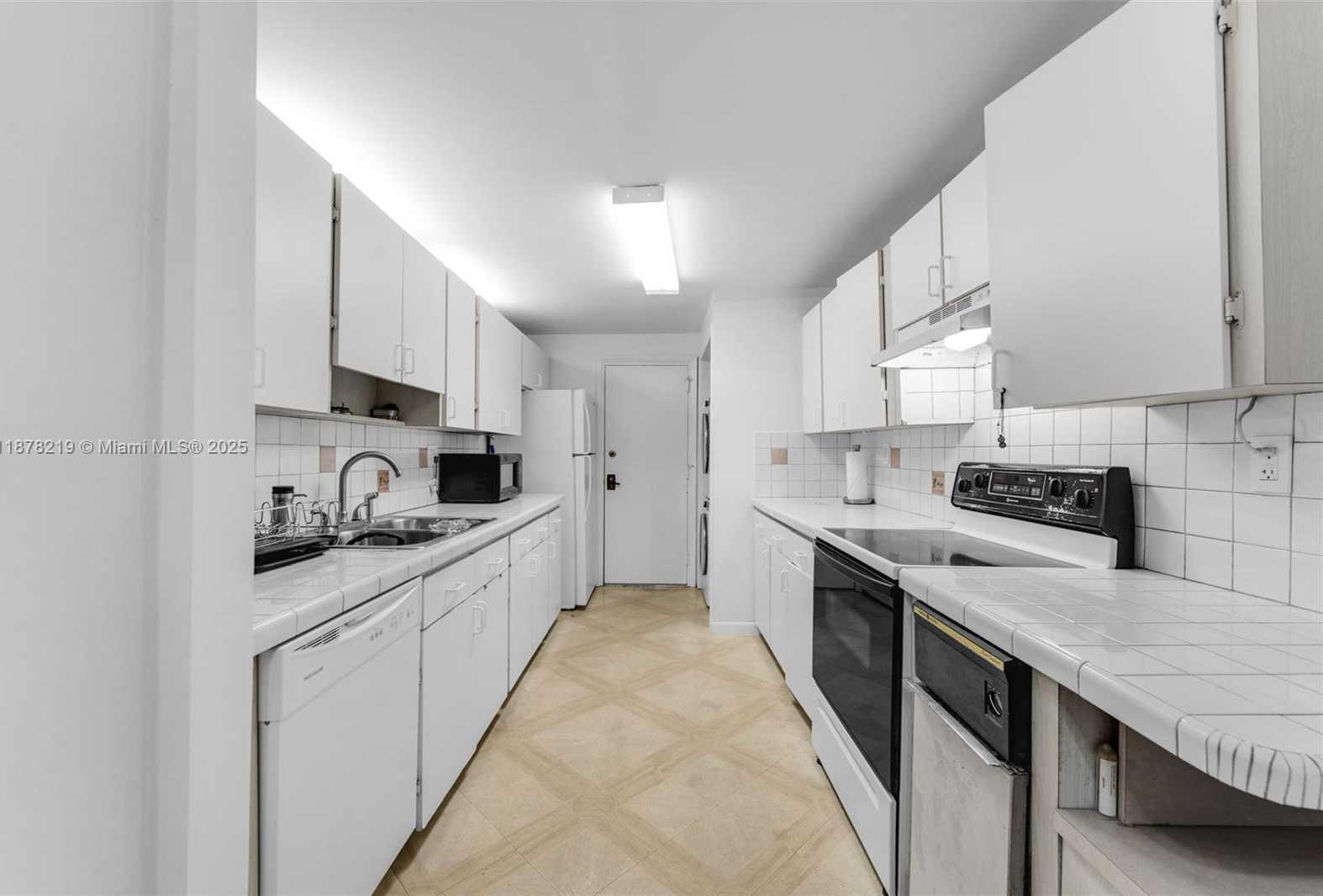 Small Image of 13951 KENDALE LAKES CIR #307A, Miami Number 24