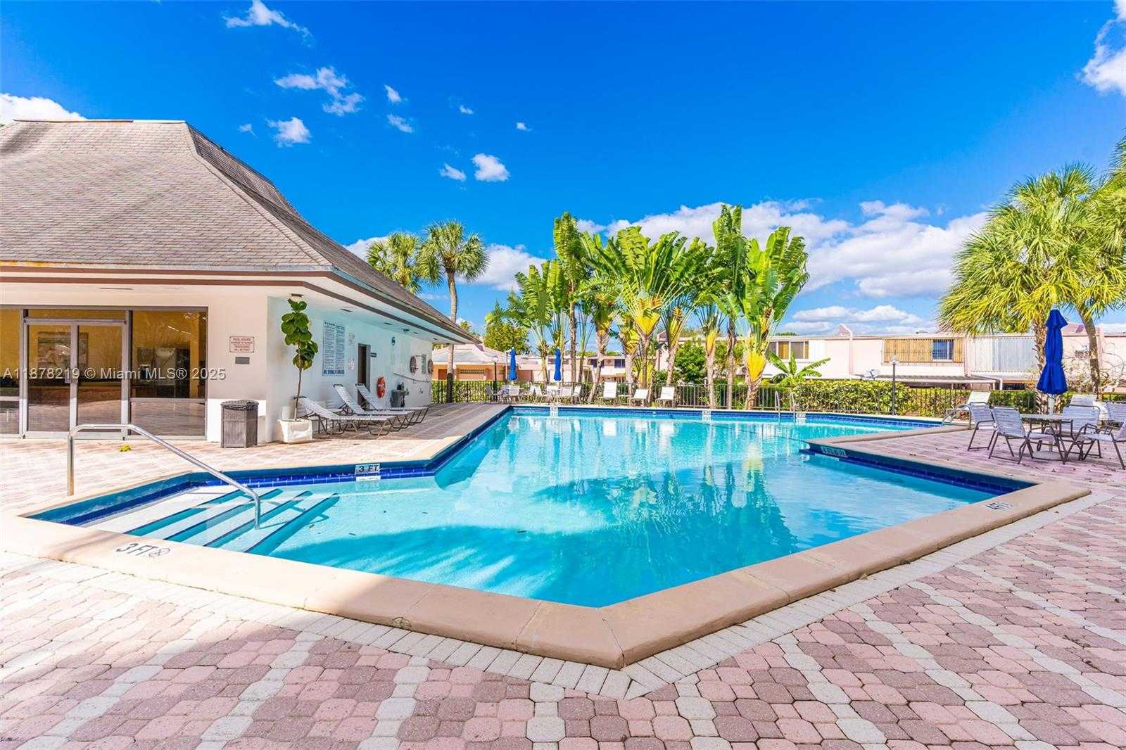 Small Image of 13951 KENDALE LAKES CIR #307A, Miami Number 27