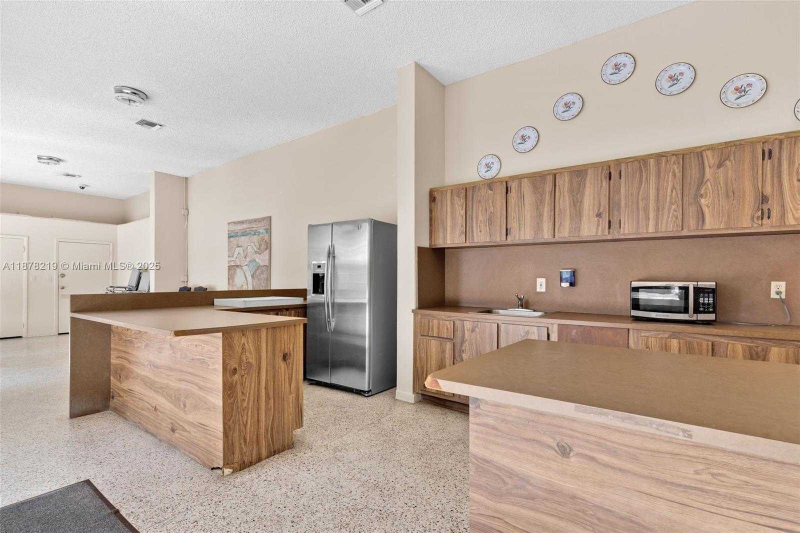 Small Image of 13951 KENDALE LAKES CIR #307A, Miami Number 31