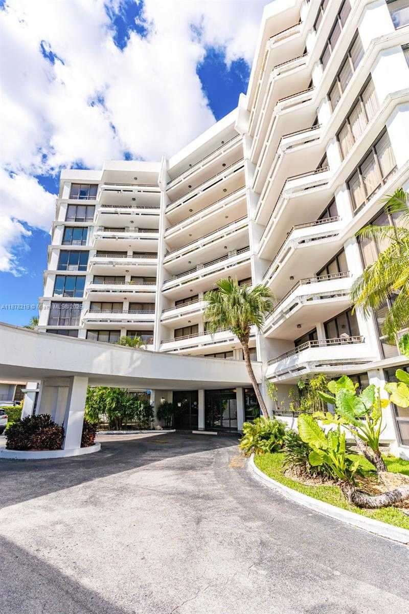 Small Image of 13951 KENDALE LAKES CIR #307A, Miami Number 4