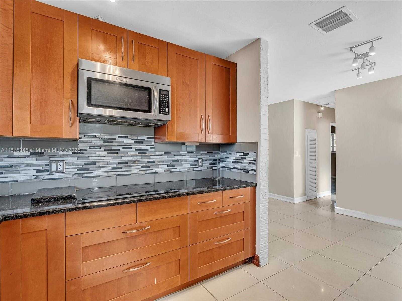 Small Image of 365 NORTH EAST 171ST TER, North Miami Beach Number 9