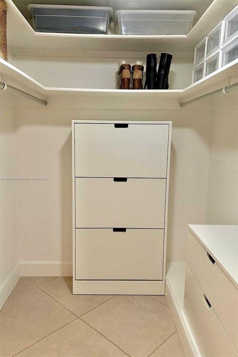Small Image of 6039 COLLINS AVE #828, Miami Beach Number 11