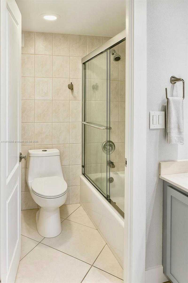Small Image of 6039 COLLINS AVE #828, Miami Beach Number 12