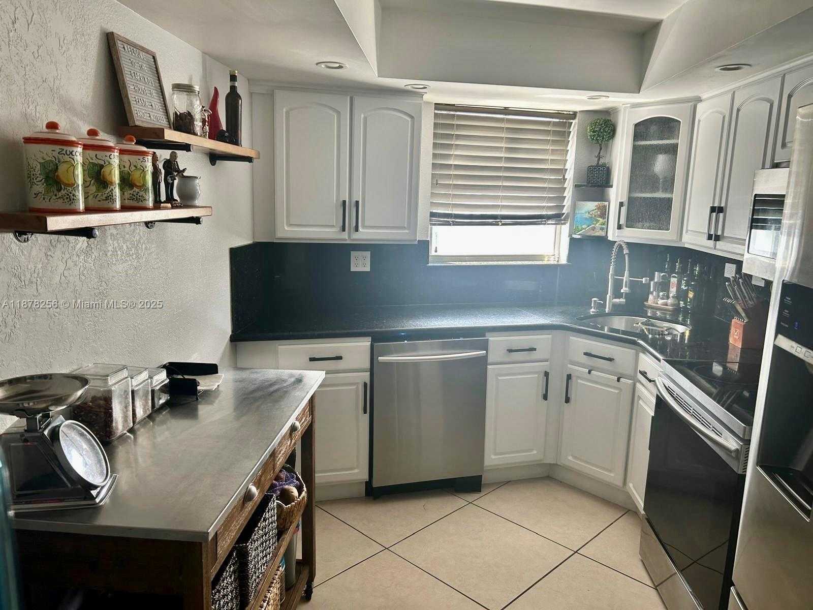 Small Image of 6039 COLLINS AVE #828, Miami Beach Number 14