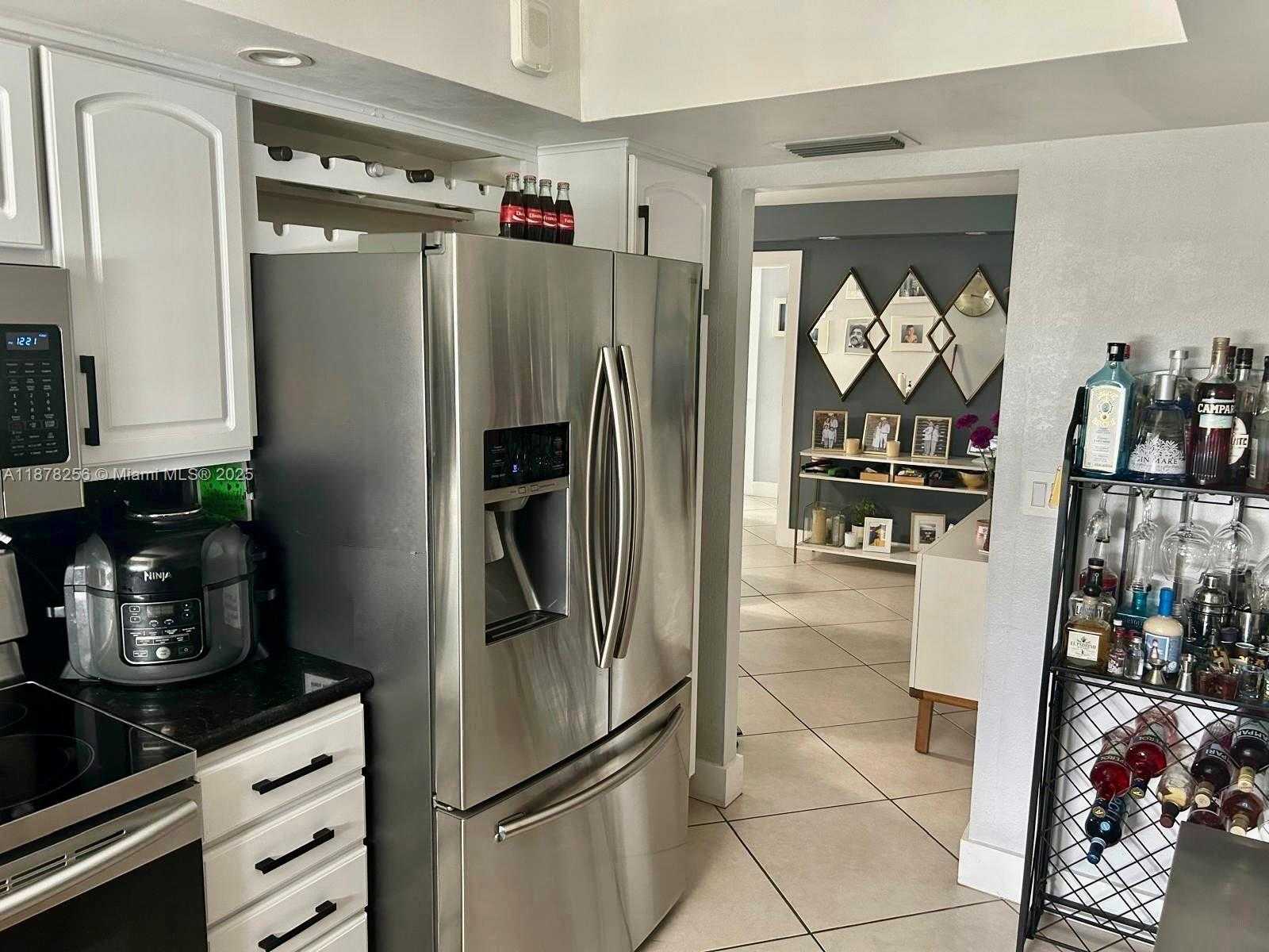 Small Image of 6039 COLLINS AVE #828, Miami Beach Number 15