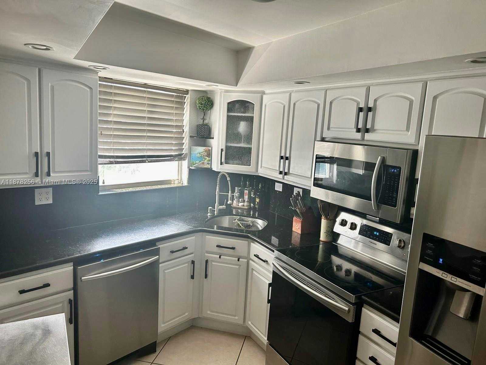 Small Image of 6039 COLLINS AVE #828, Miami Beach Number 16