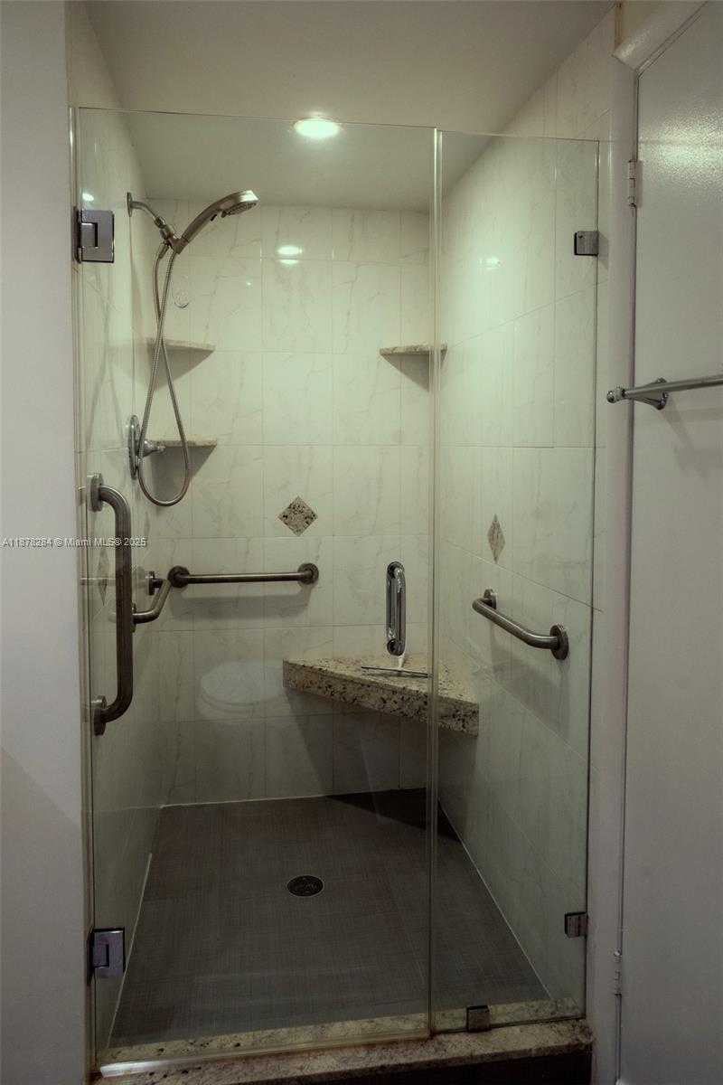 Small Image of 2500 PARKVIEW DR #2020, Hallandale Beach Number 17