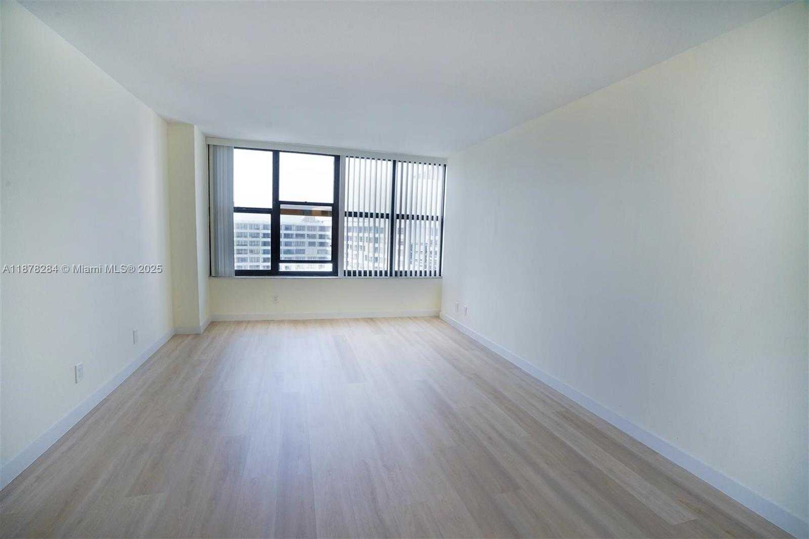 Small Image of 2500 PARKVIEW DR #2020, Hallandale Beach Number 3