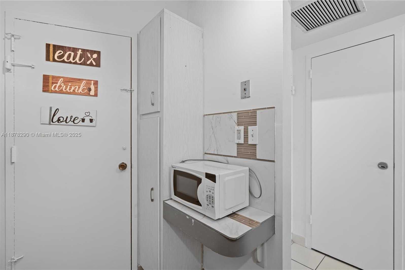 Small Image of 2899 COLLINS AVE #1021, Miami Beach Number 21