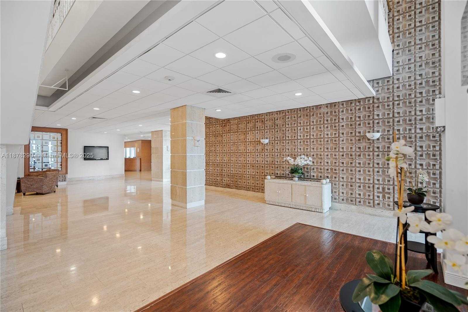 Small Image of 2899 COLLINS AVE #1021, Miami Beach Number 3