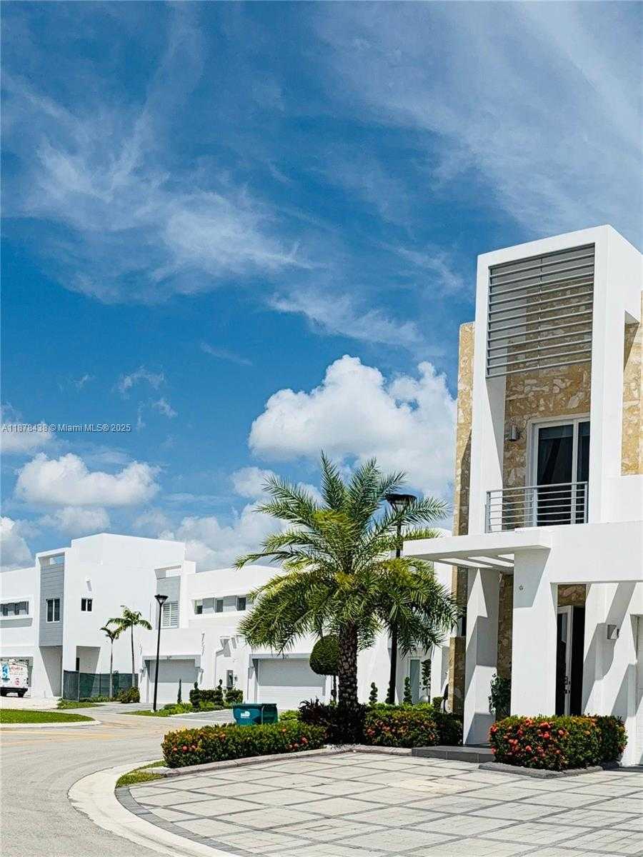Small Image of 10359 NORTH WEST 67TH TER #10359, Doral Number 4