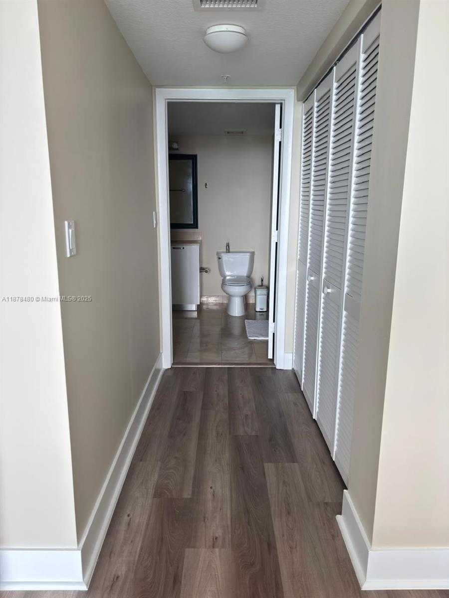 Small Image of 1800 NORTH BAYSHORE DR #2210, Miami Number 19