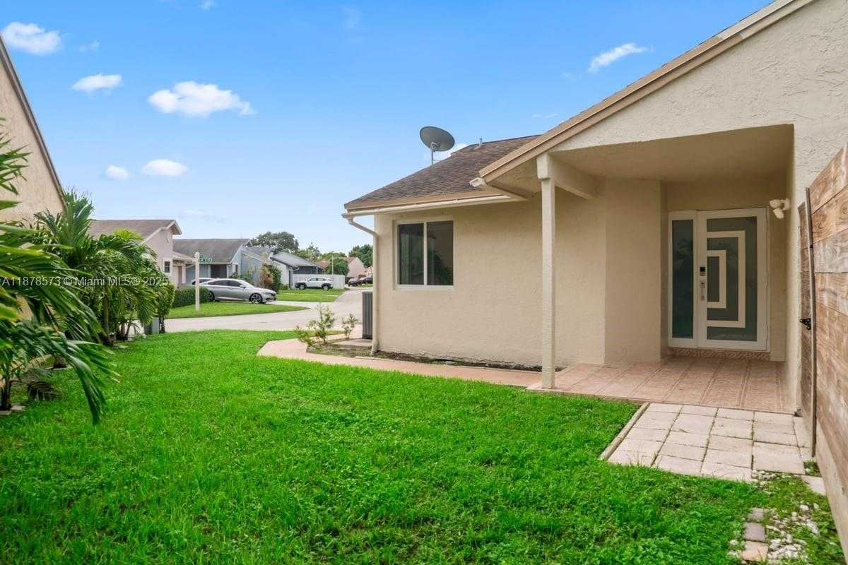 Small Image of 11041 SOUTH WEST 11TH CT, Pembroke Pines Number 2