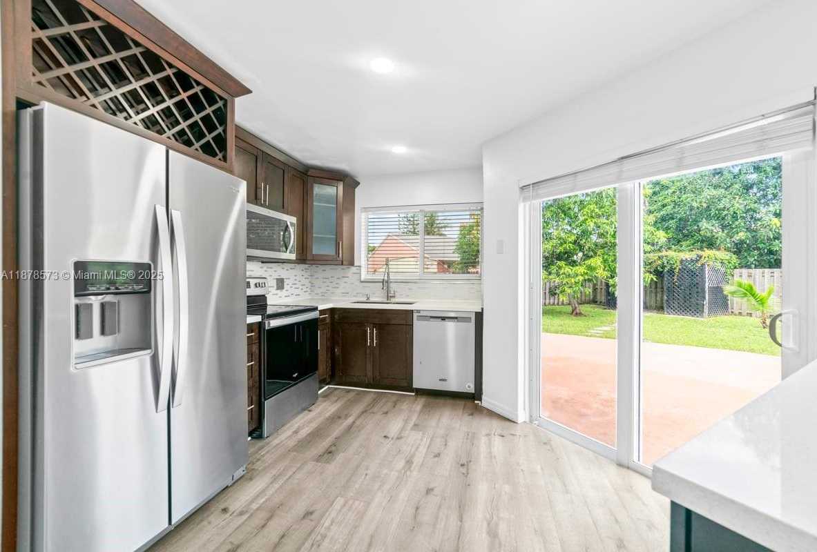 Small Image of 11041 SOUTH WEST 11TH CT, Pembroke Pines Number 6