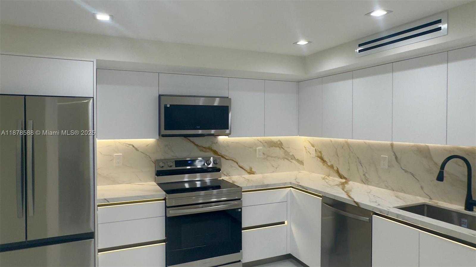 Small Image of 3500 MYSTIC POINTE DR #1107, Aventura Number 9