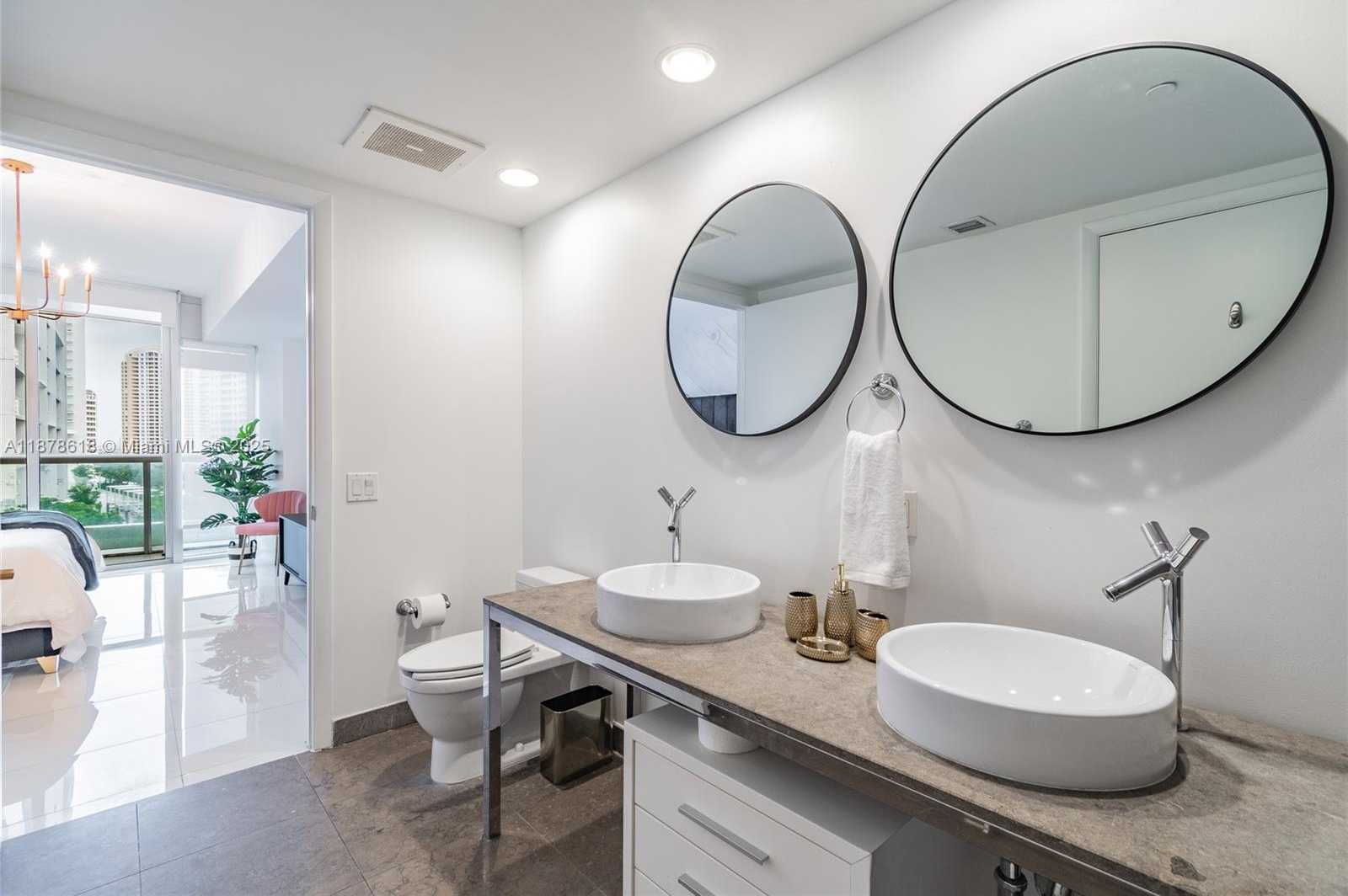 Small Image of 485 BRICKELL AVE #1601, Miami Number 2