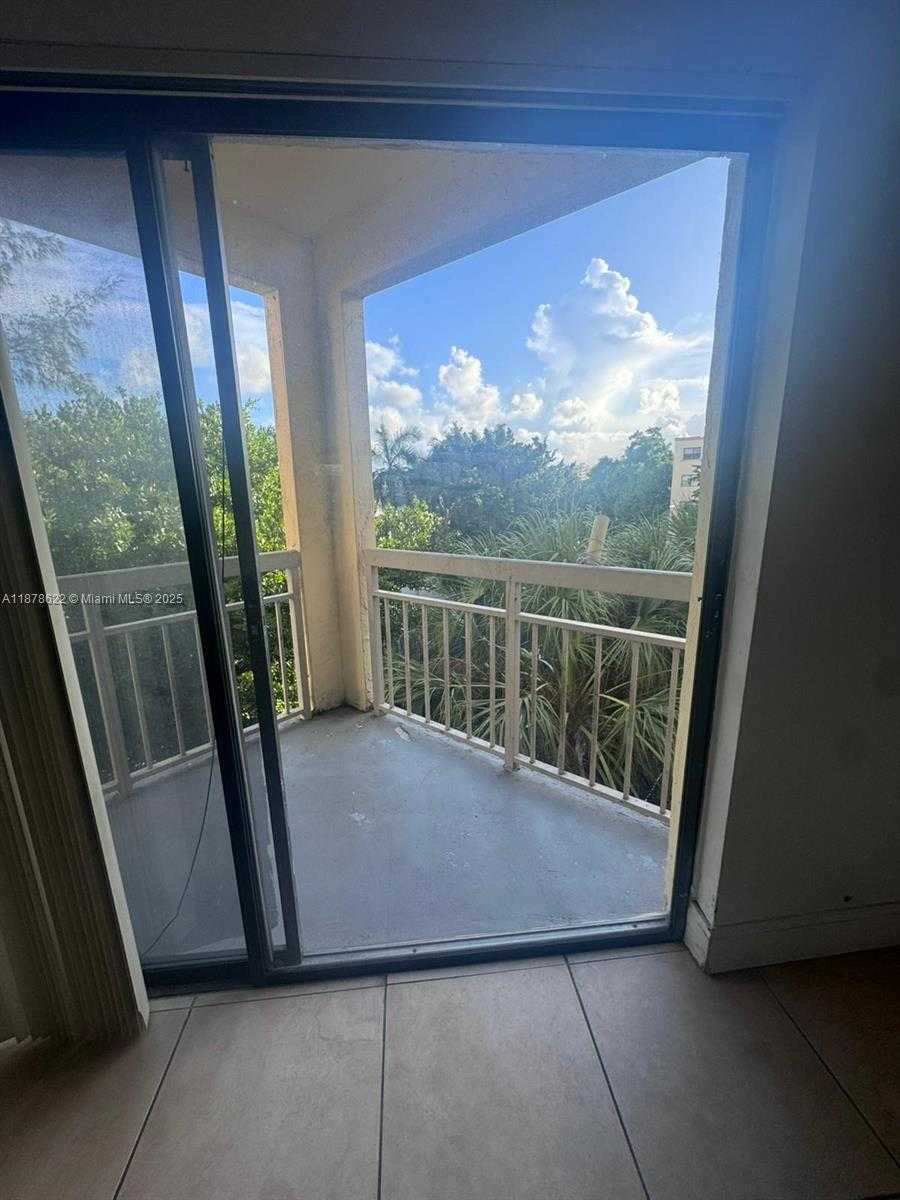 Small Image of 8290 LAKE DR #441, Doral Number 10