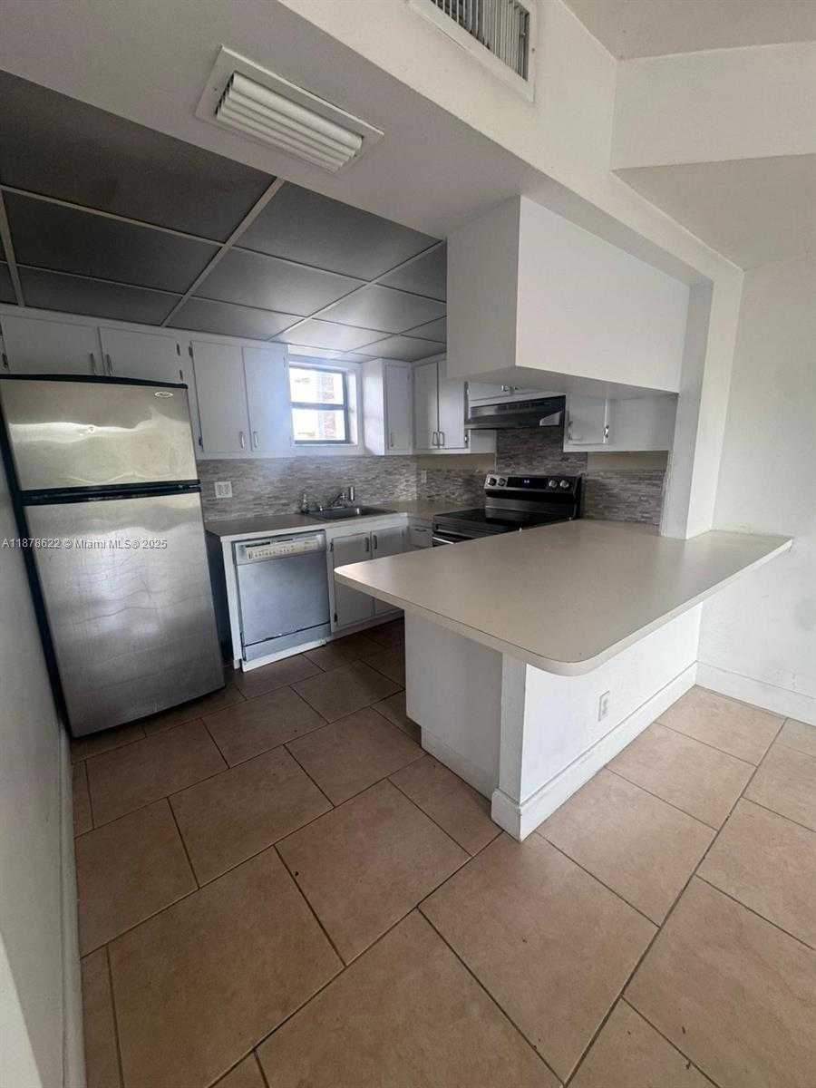 Small Image of 8290 LAKE DR #441, Doral Number 3