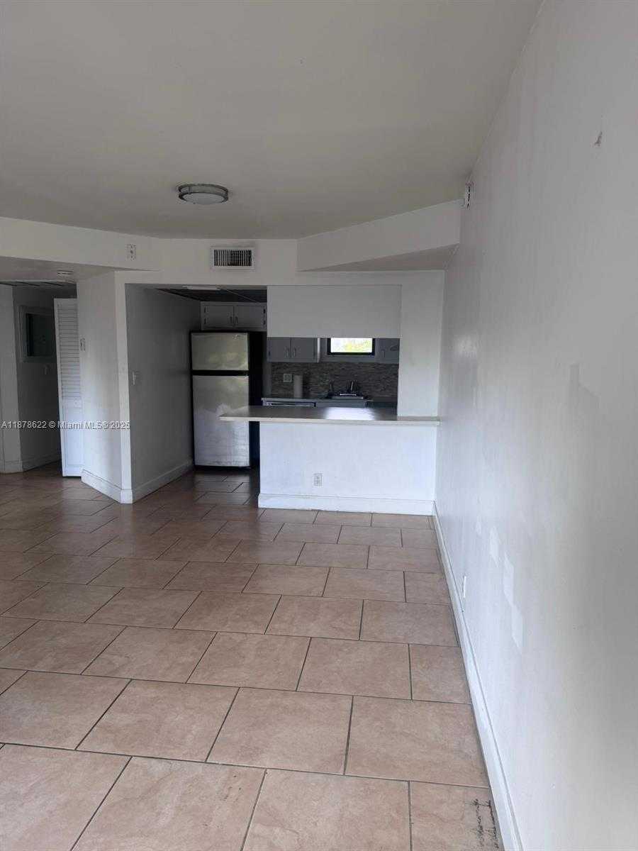 Small Image of 8290 LAKE DR #441, Doral Number 4