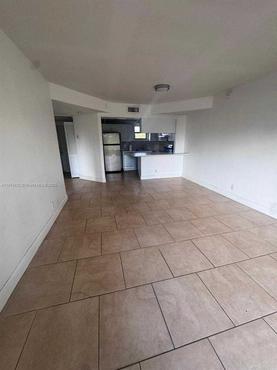 Small Image of 8290 LAKE DR #441, Doral Number 5