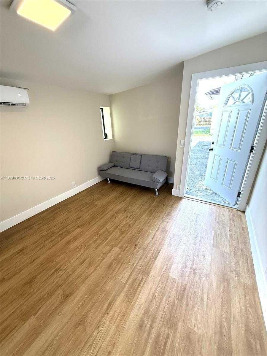 Small Image of Hollywood Number 5