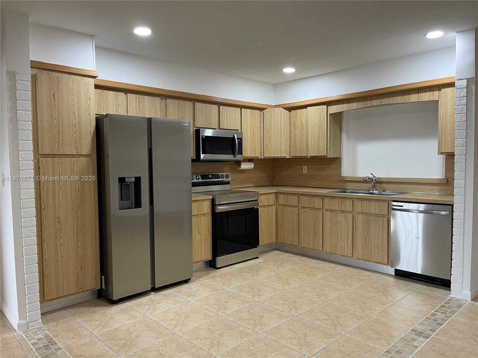 Small Image of 894 WEST 69TH ST, Hialeah Number 3
