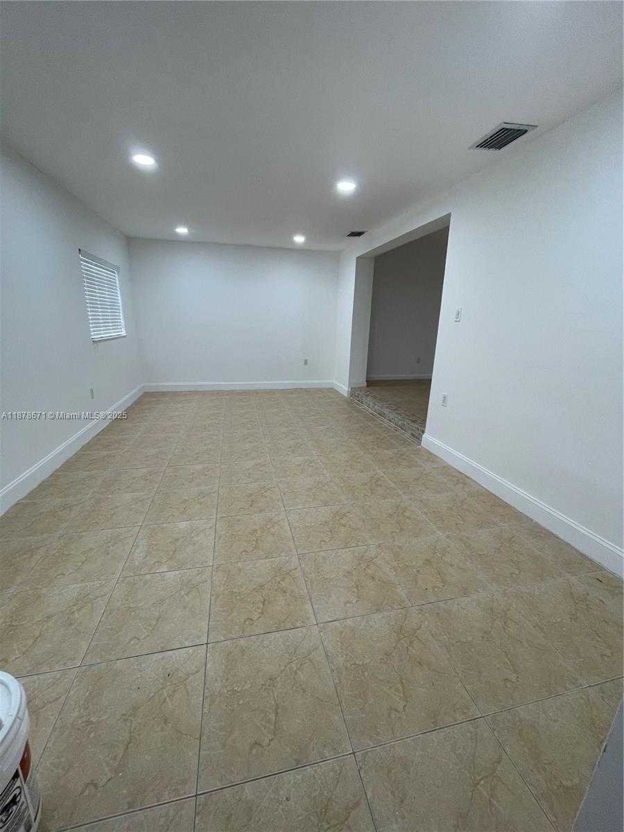 Small Image of 894 WEST 69TH ST, Hialeah Number 7