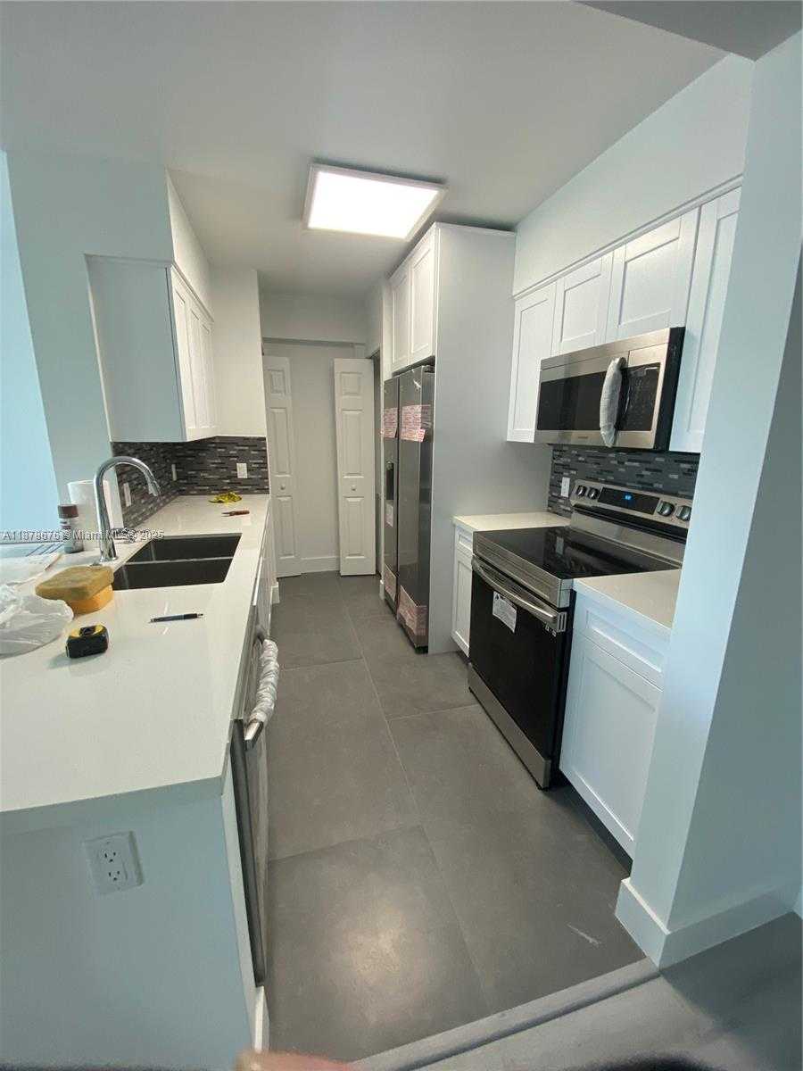 Small Image of 1155 BRICKELL BAY DR #2405, Miami Number 4