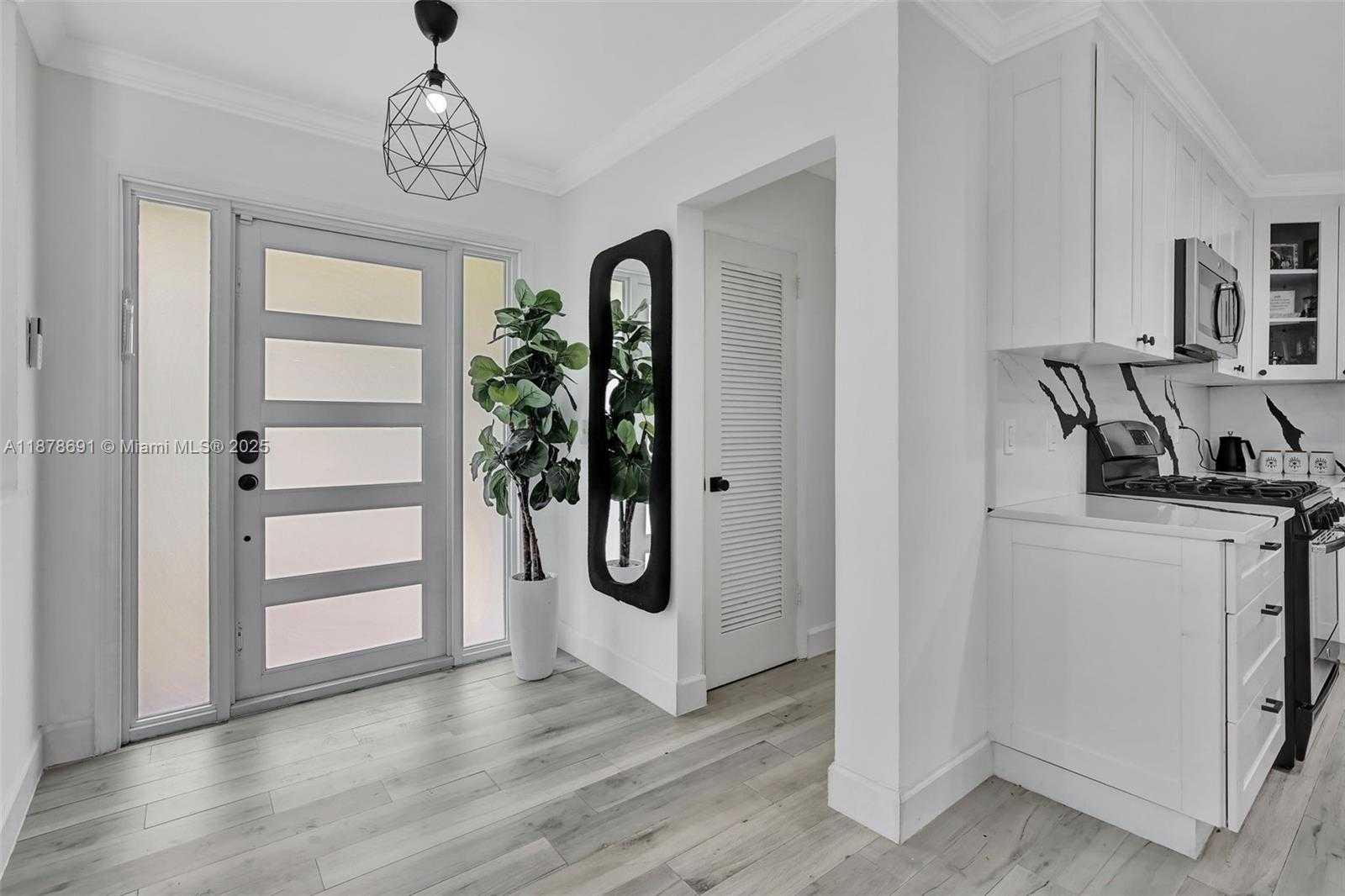 Small Image of 4117 MCKINLEY ST, Hollywood Number 2