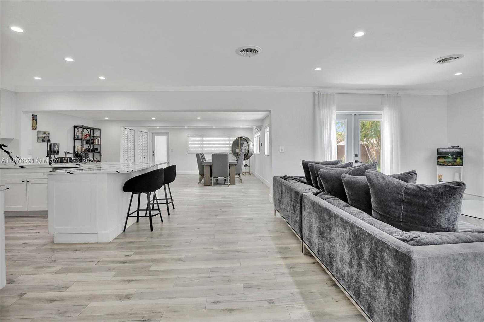 Small Image of 4117 MCKINLEY ST, Hollywood Number 3