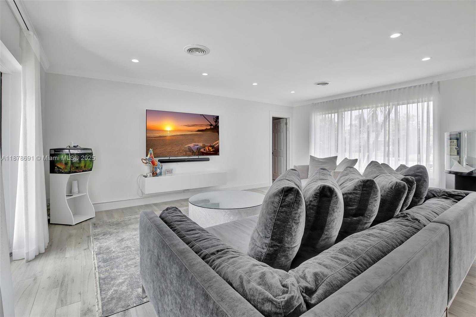 Small Image of 4117 MCKINLEY ST, Hollywood Number 5