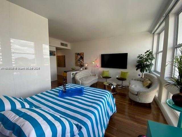 Small Image of 700 BILTMORE WAY #716, Coral Gables Number 3