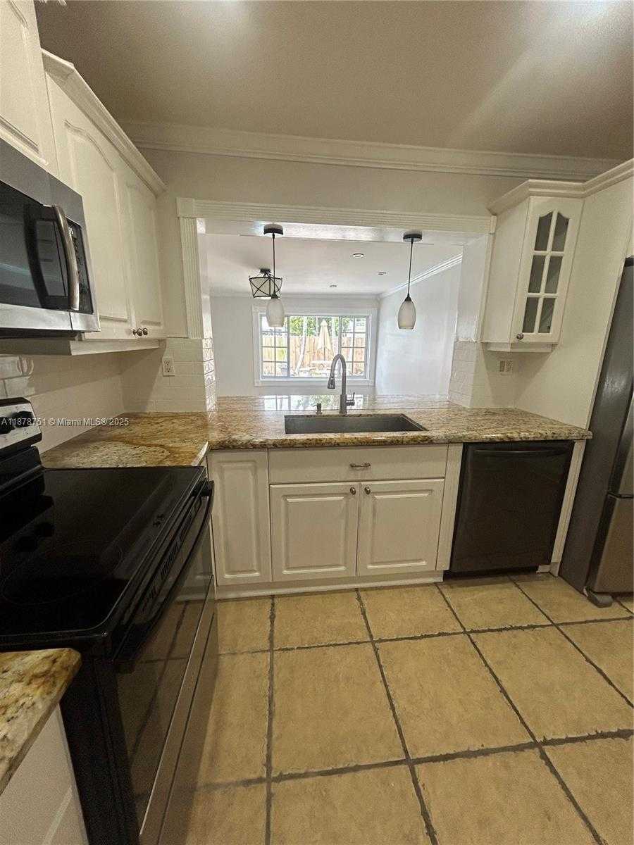 Small Image of 1320 SOUTH WEST 102ND CT, Miami Number 2