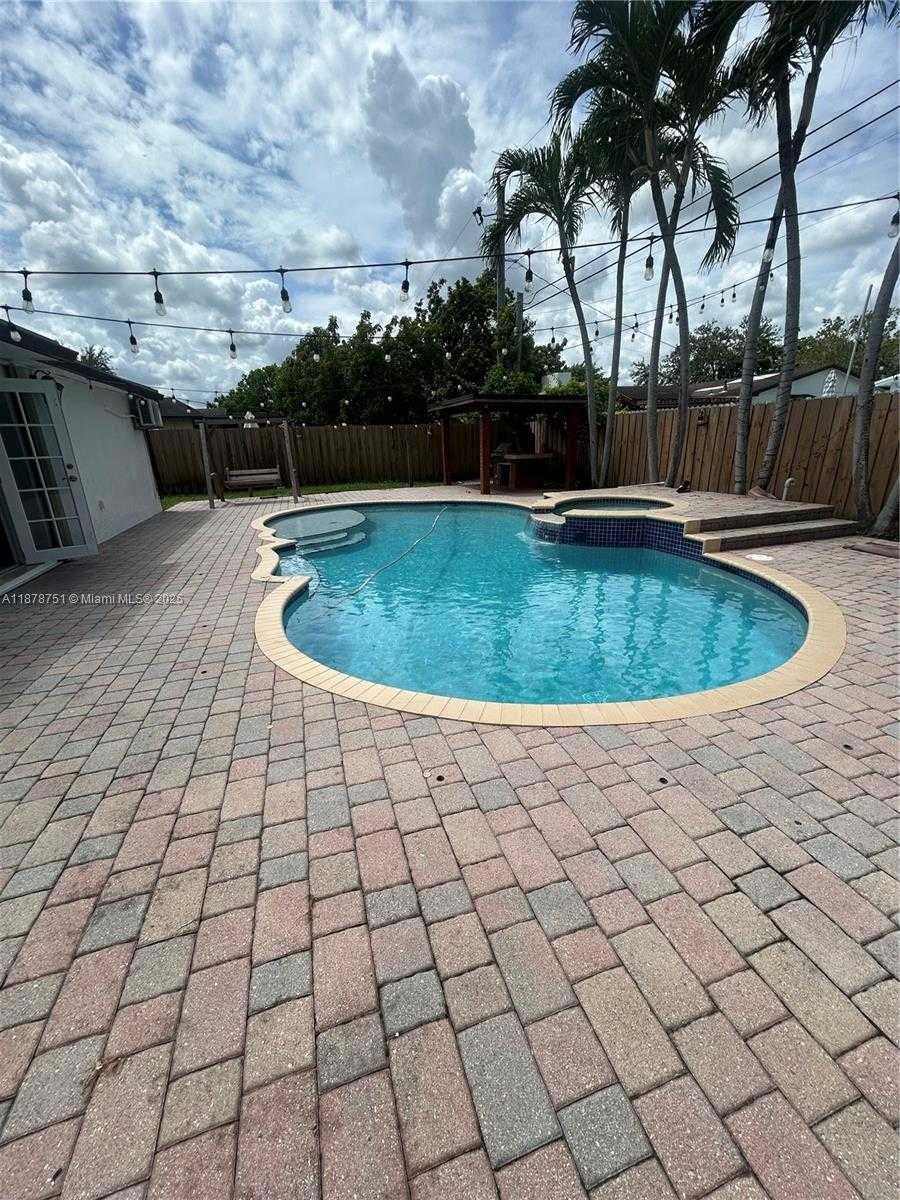 Small Image of 1320 SOUTH WEST 102ND CT, Miami Number 23